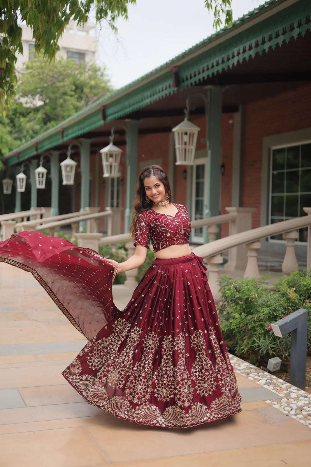 Lehenga en soie Rangoli avec paillettes