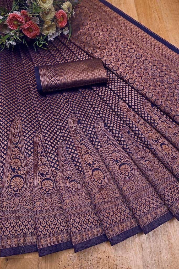 Sari en soie orné de magnifiques motifs traditionnels