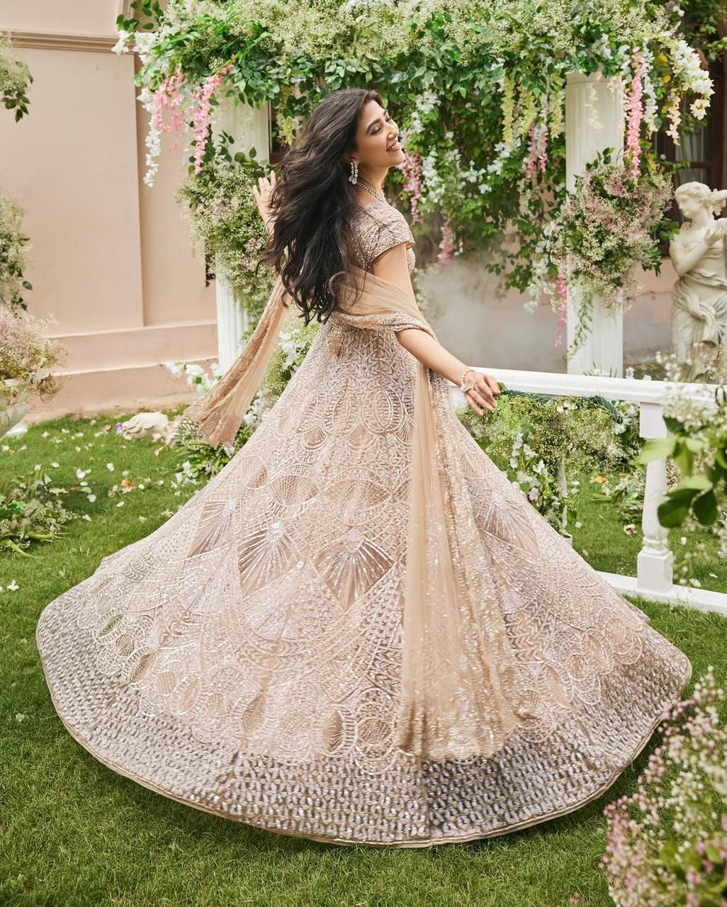 Lehenga Résille premium ornée de magnifiques paillettes épaisses