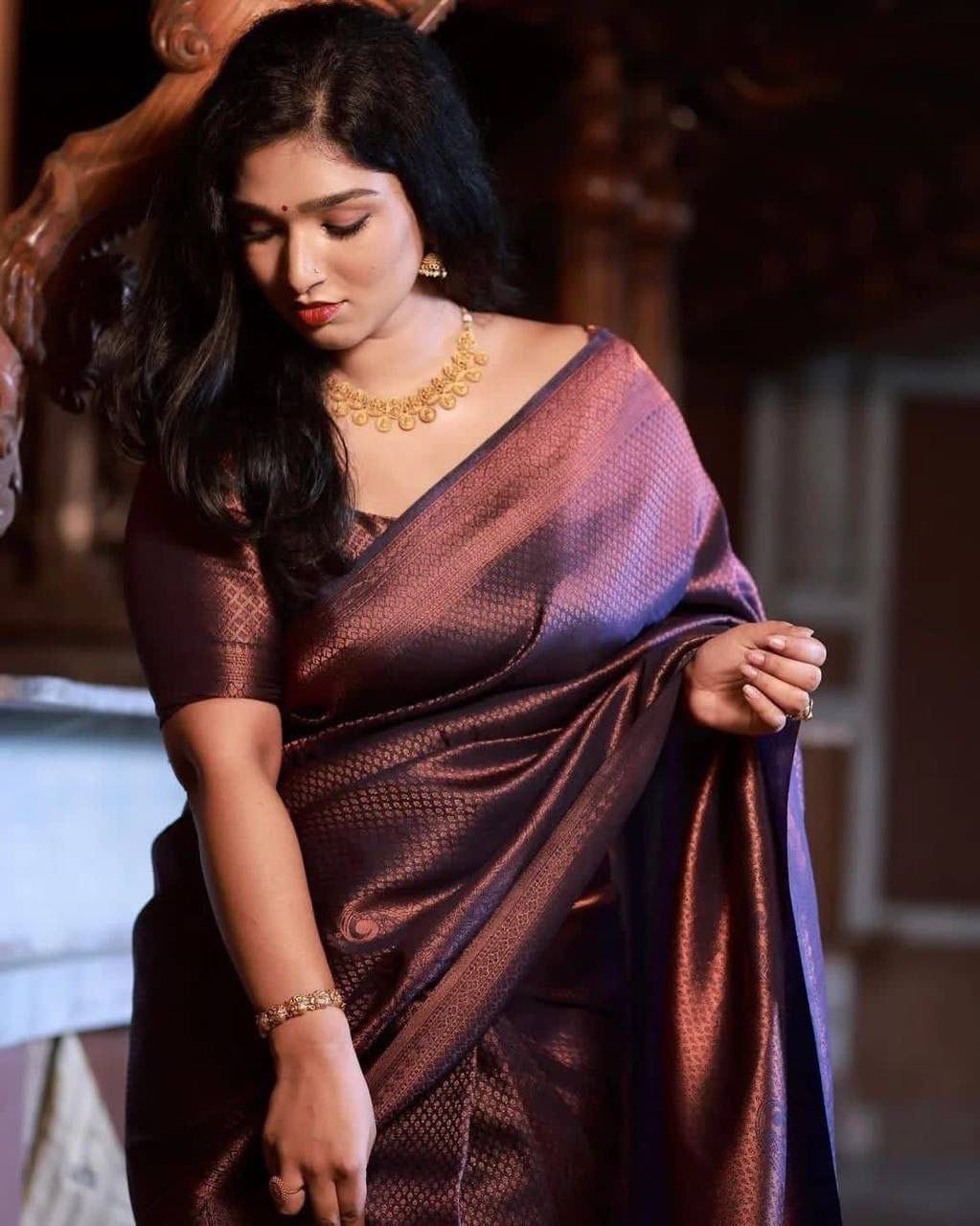 Sari en soie orné de magnifiques motifs traditionnels