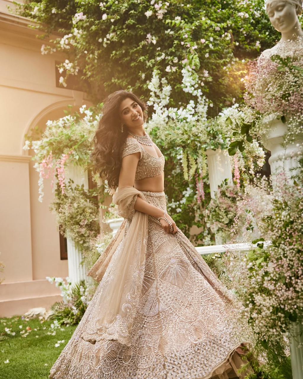 Lehenga Résille premium ornée de magnifiques paillettes épaisses