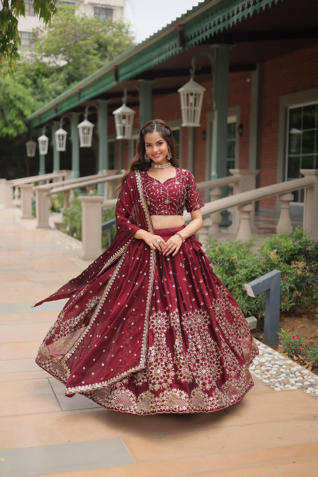 Lehenga en soie Rangoli avec paillettes
