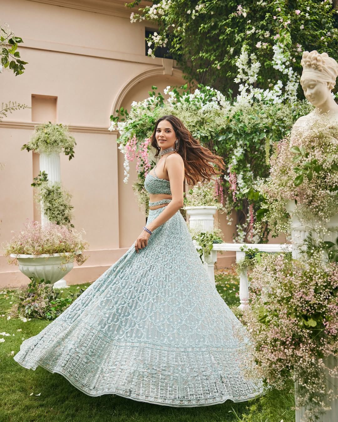 Lehenga en résille premium ornée de magnifiques broderies