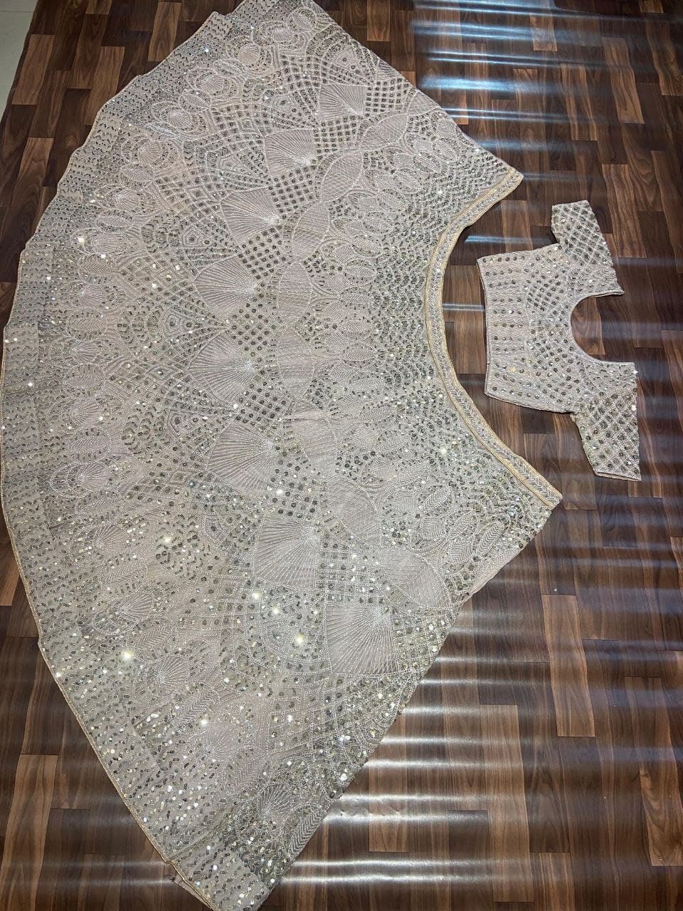 Lehenga Résille premium ornée de magnifiques paillettes épaisses