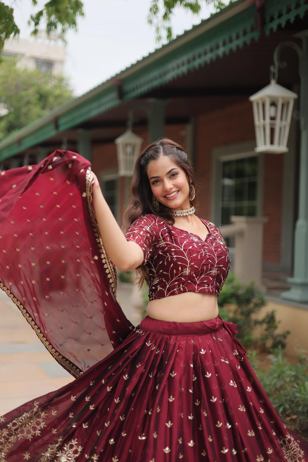 Lehenga en soie Rangoli avec paillettes