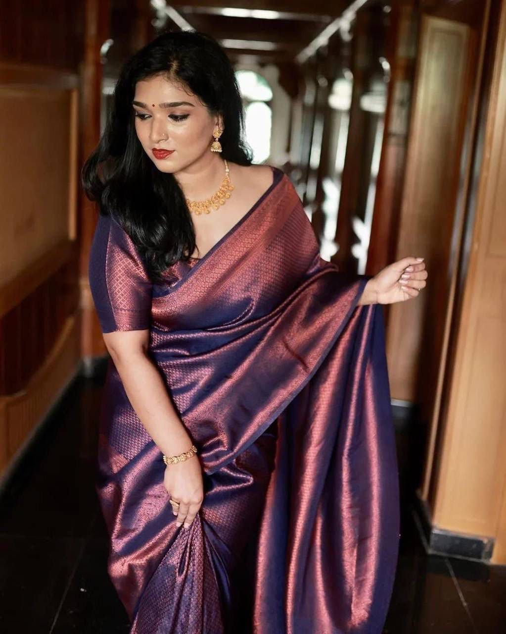 Sari en soie orné de magnifiques motifs traditionnels