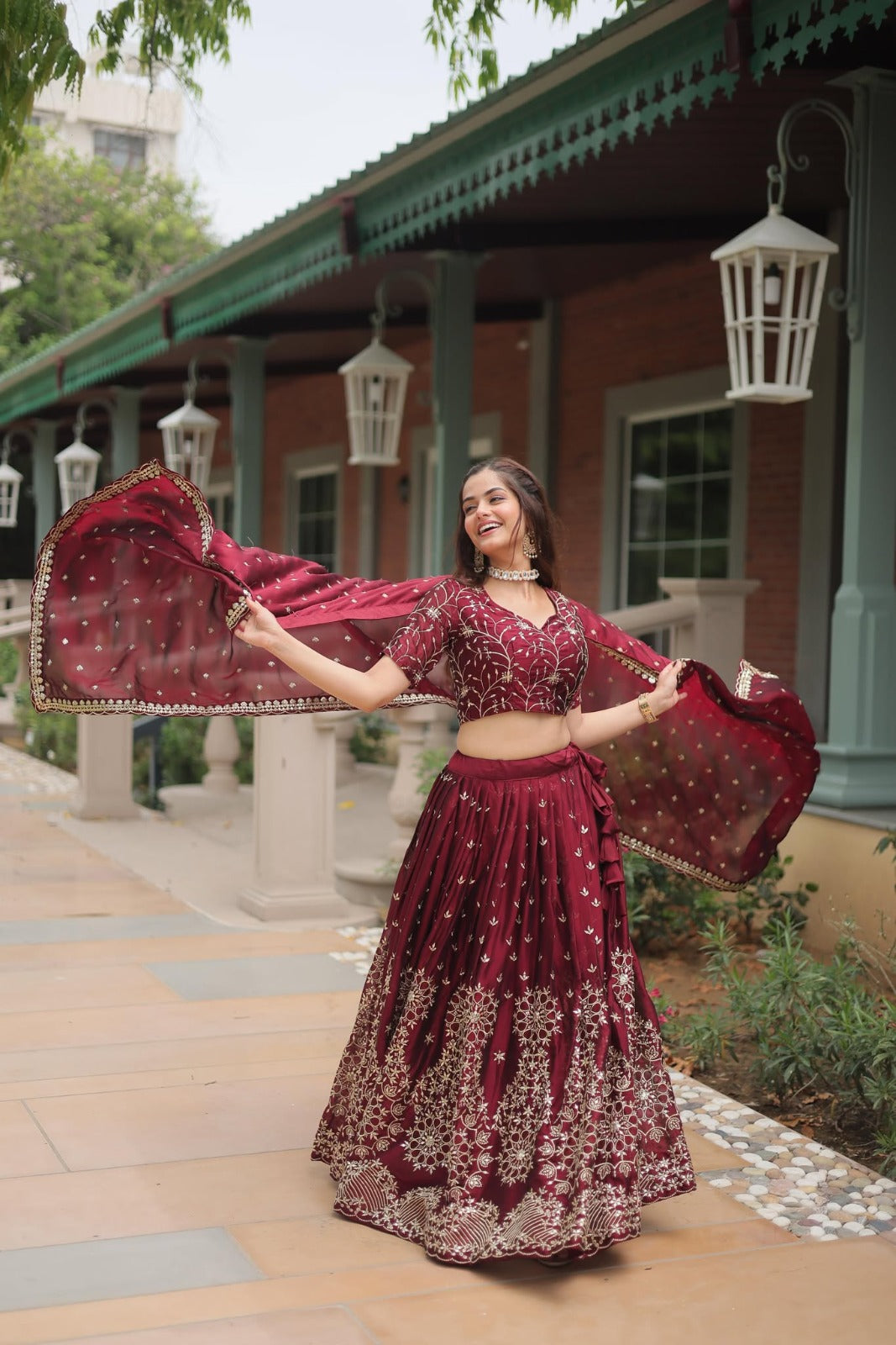 Lehenga en soie Rangoli avec paillettes