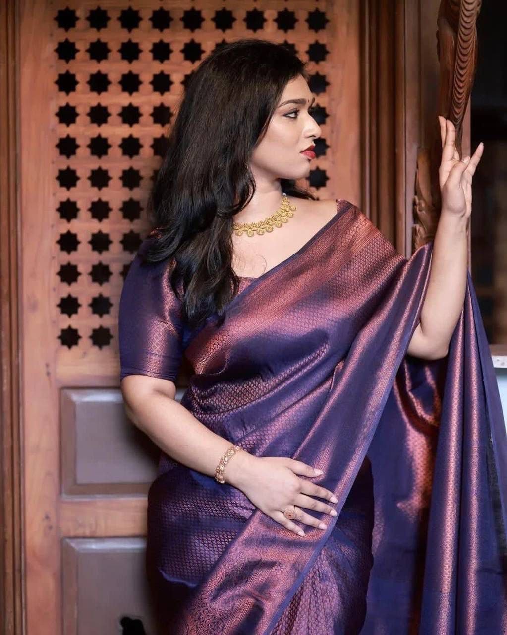Sari en soie orné de magnifiques motifs traditionnels