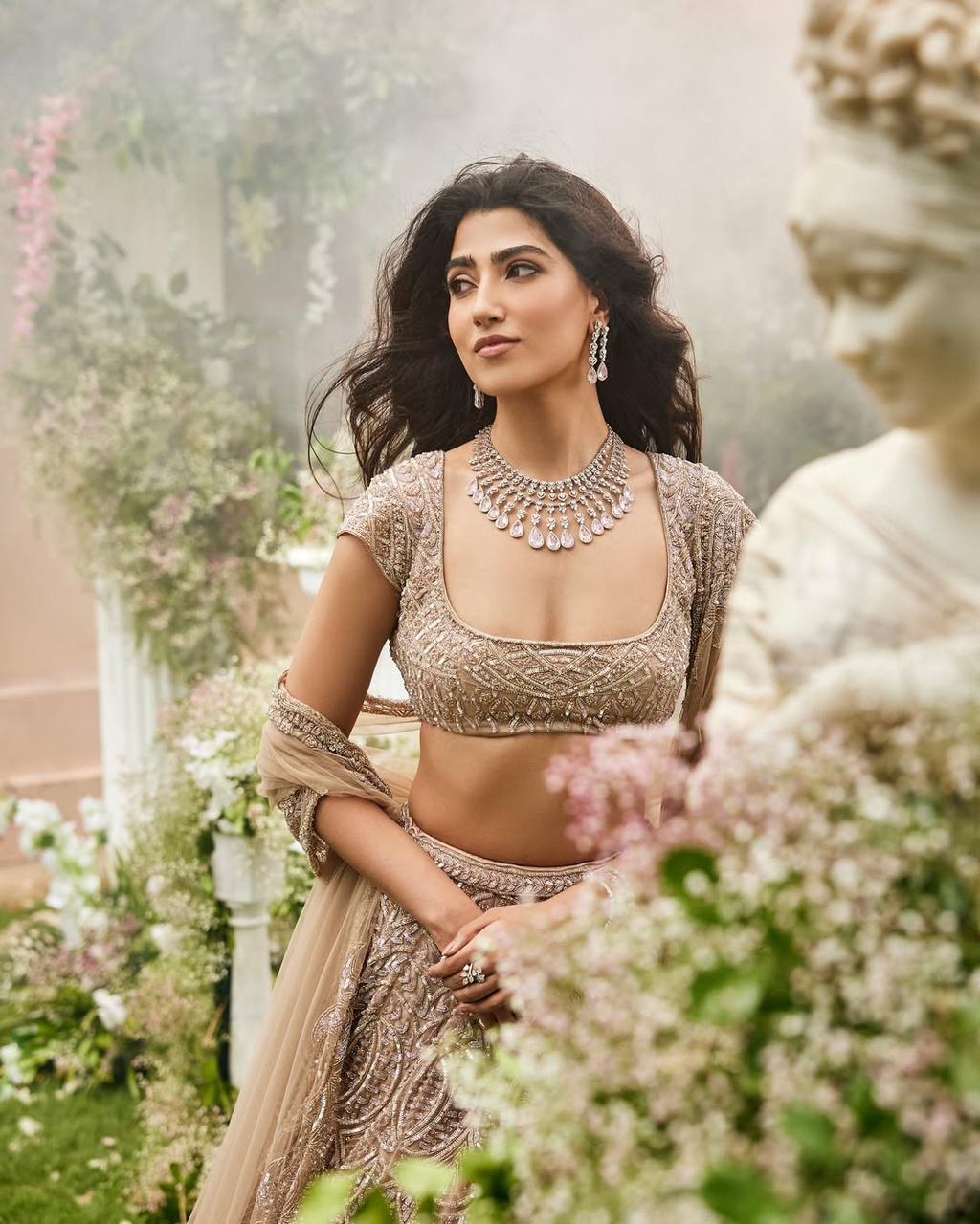 Lehenga Résille premium ornée de magnifiques paillettes épaisses