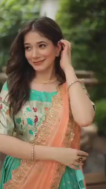 காஸ்மோஸ் ஜெகார்டில் நவநாகரீக லெஹங்கா