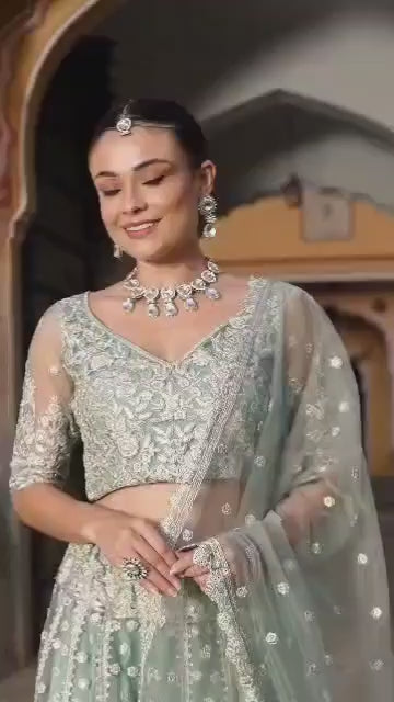 Lehenga orné d'une magnifique broderie losanges